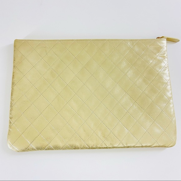 Large Chanel O Case - Picture 4 of 8